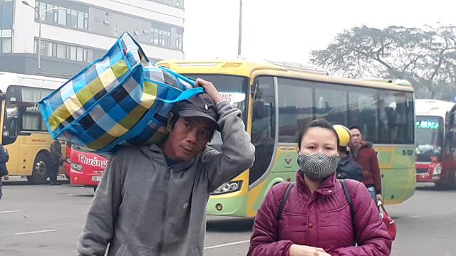 Người dân lỉnh kỉnh đồ đạc đổ về bến xe Mỹ Đình về quê ăn Tết